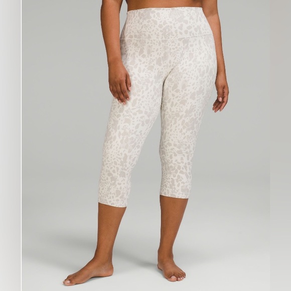 LULULEMON CROP 21 -Double Lined- - Picture 1 of 3